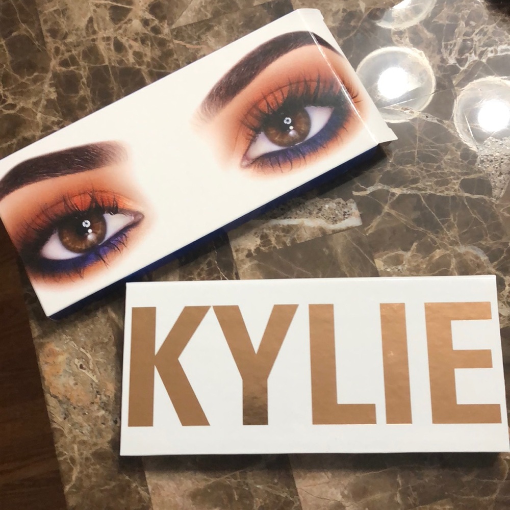 🎨SOLD OUT. Kylie Cosmetics Royal Peach Palette🎨